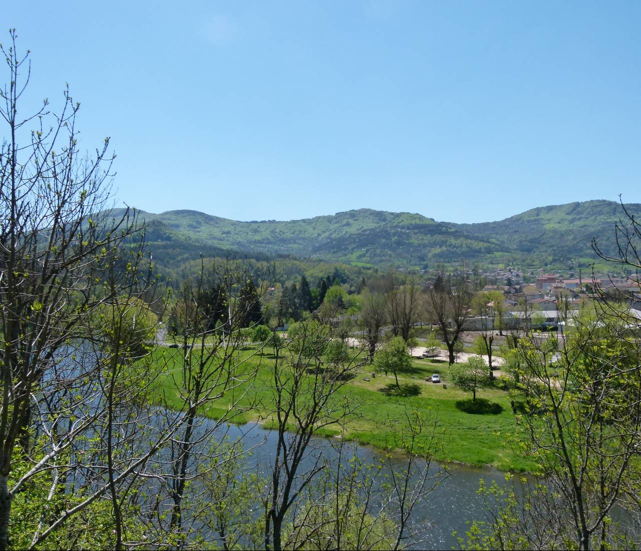 aire de camping car en bords de Loire à retournac (43)