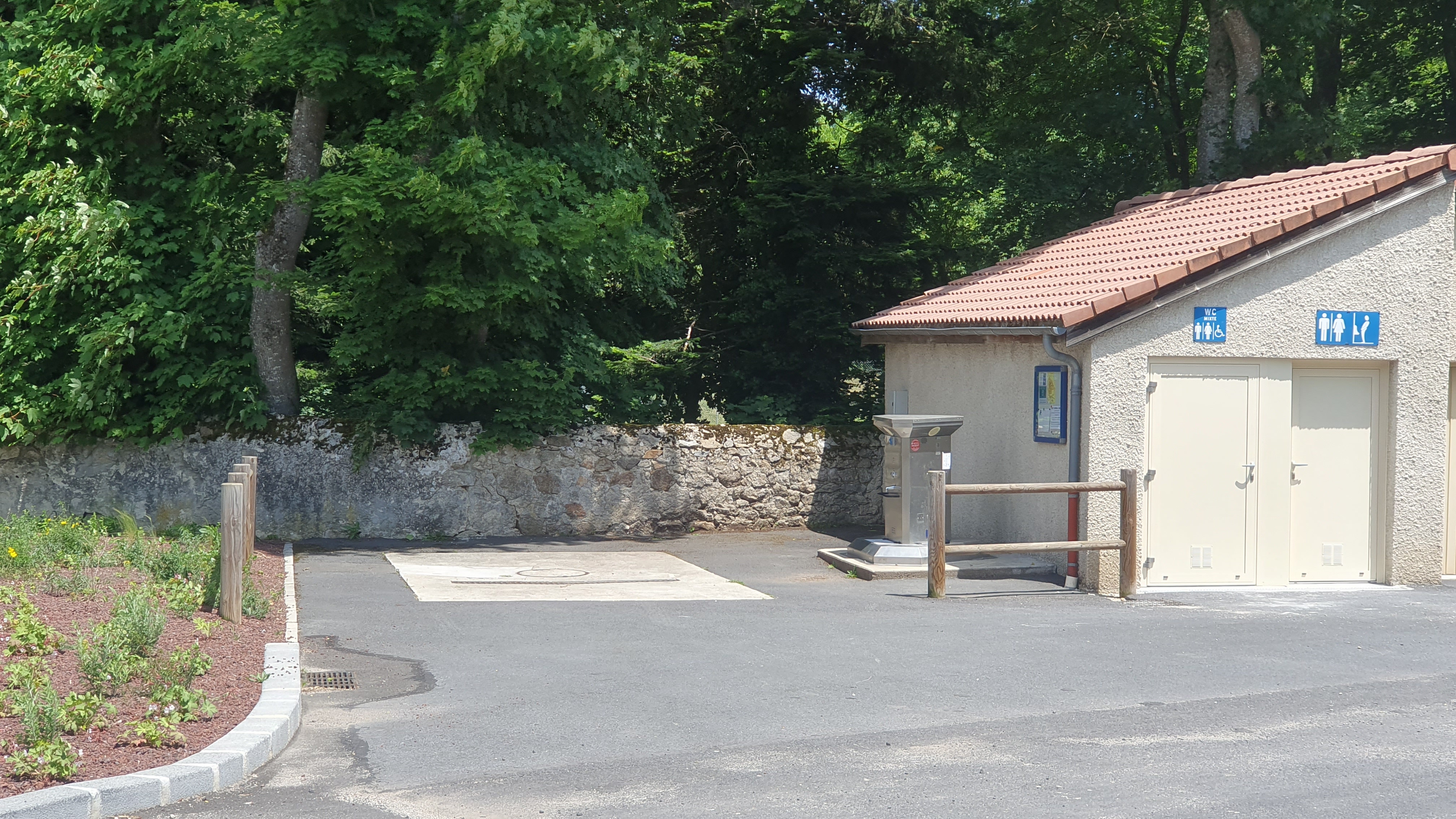 Borne de service et toilettes publiques