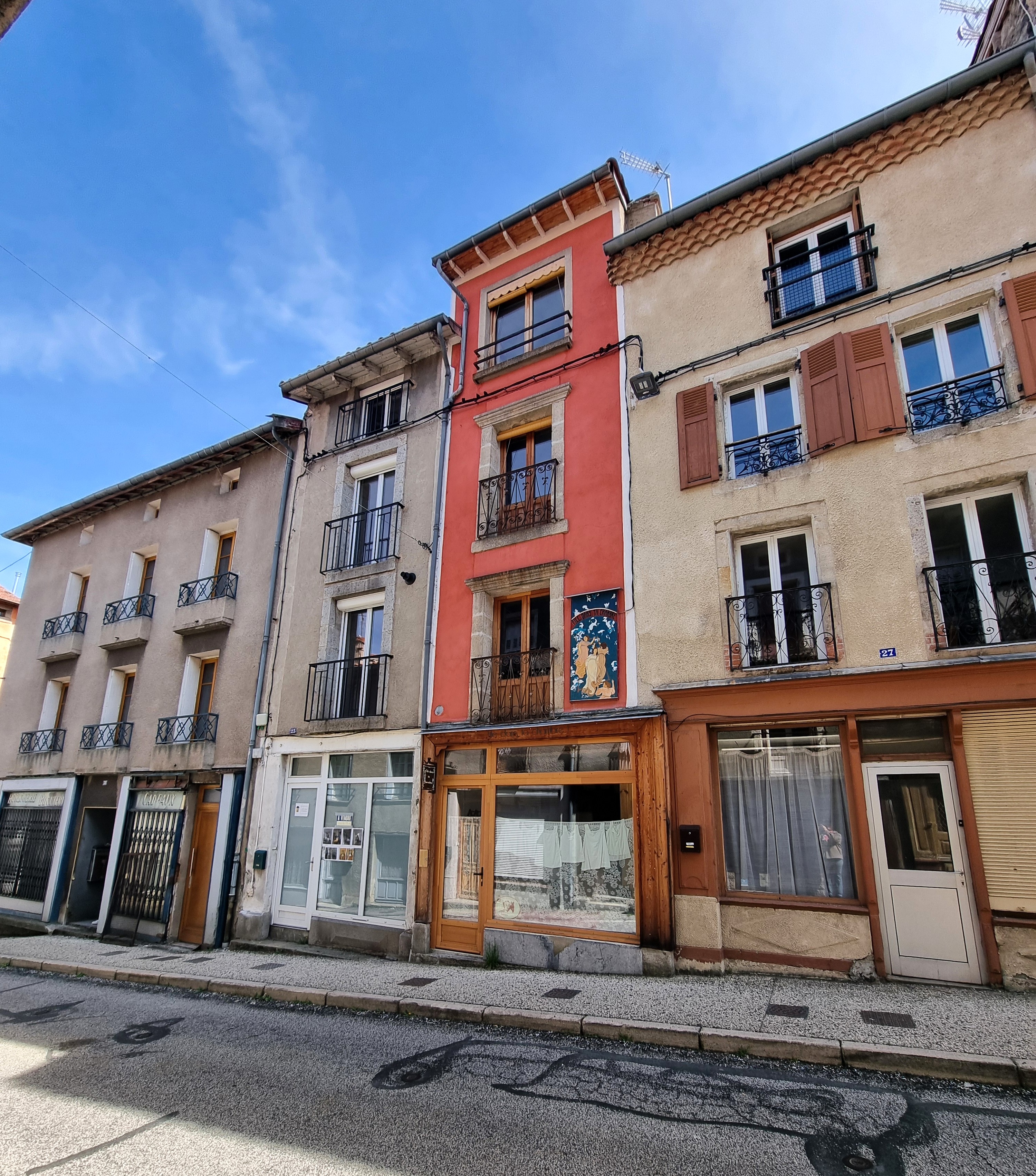 Gîte avec la façade orangée