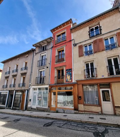 Gîte avec la façade orangée