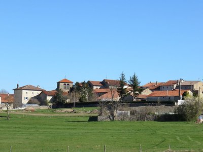 Eglise de St Pierre du Champ au coeur du bourg