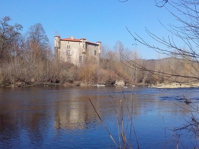 Le château de Volhac au bord de la Loire