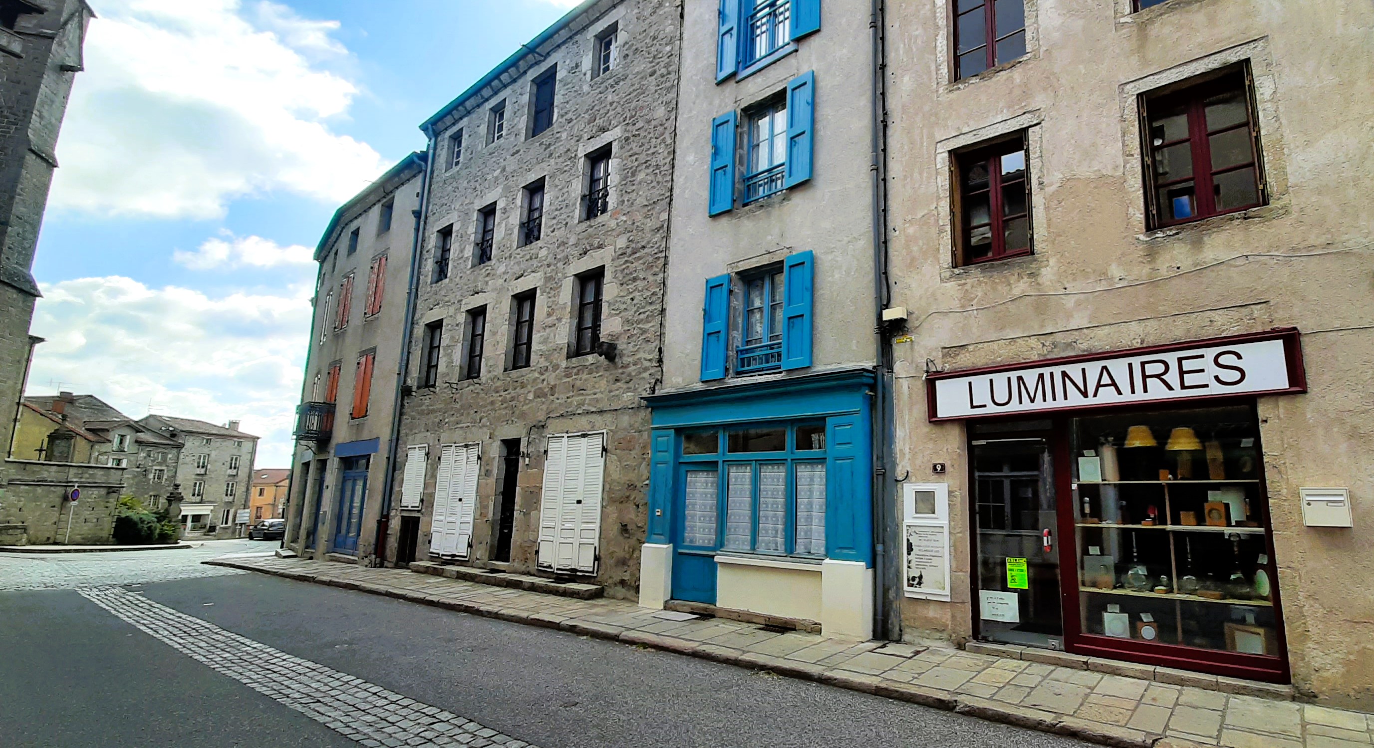 La maison aux volets bleus