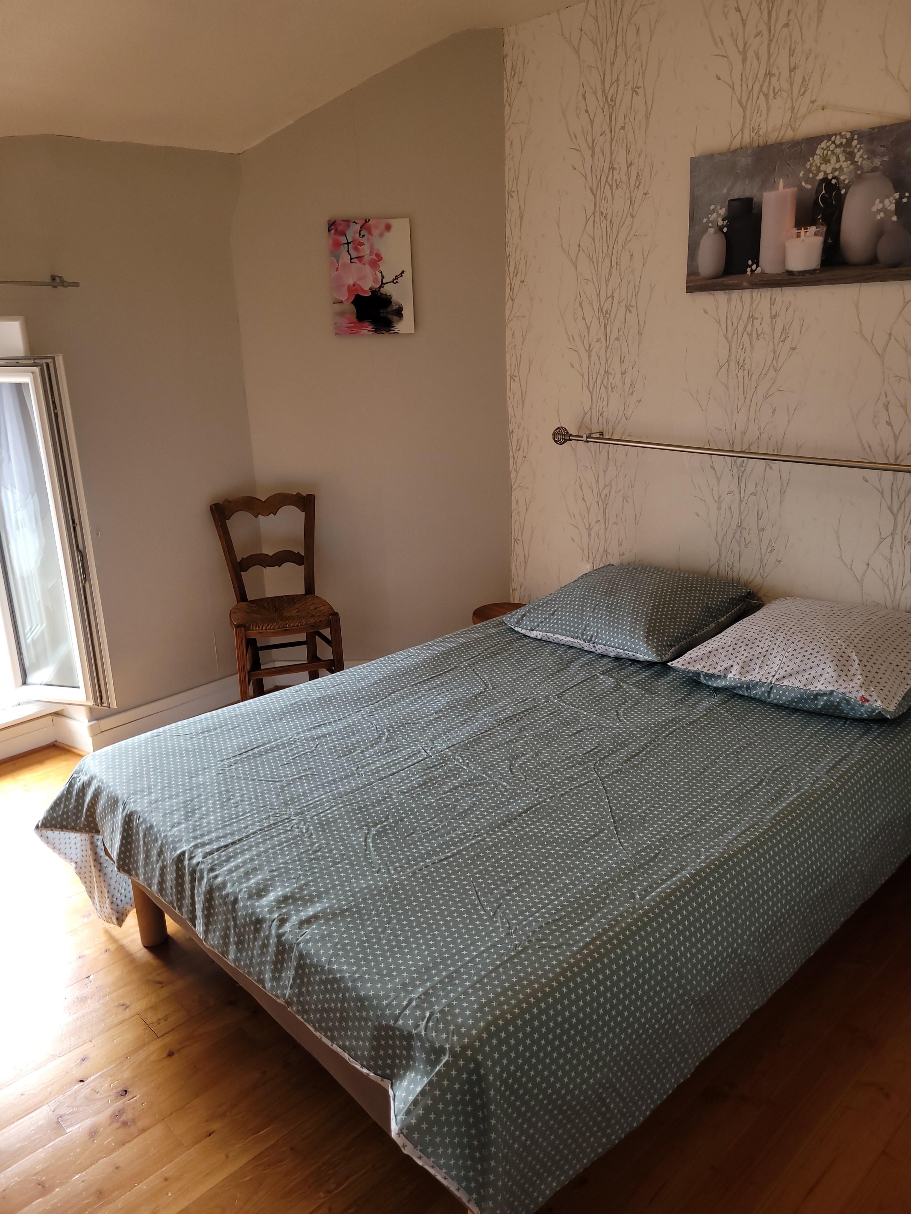 Chambre spacieuse avec placard