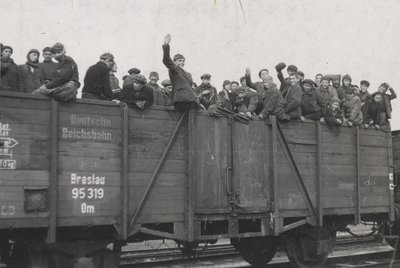 Évacuation des rescapés en train du camp de Terezin. Tchécoslovaquie, 2 juin 1945.